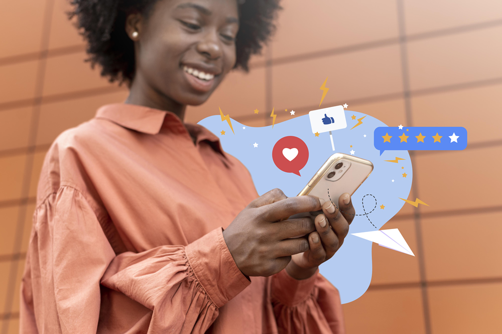 mulher no celular dando feedback para empresa